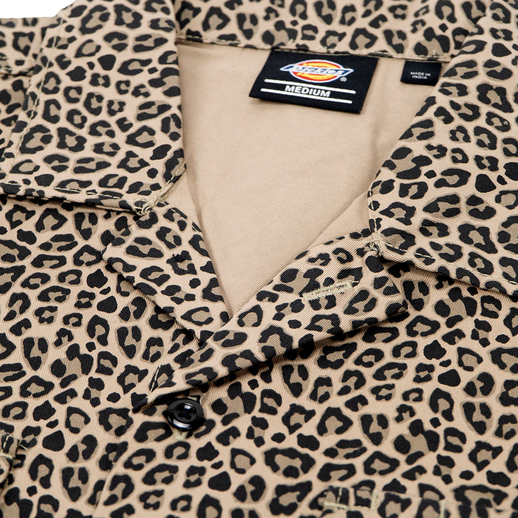 Dickies S/S Silver Firs Shirt - Leopard Print - collar